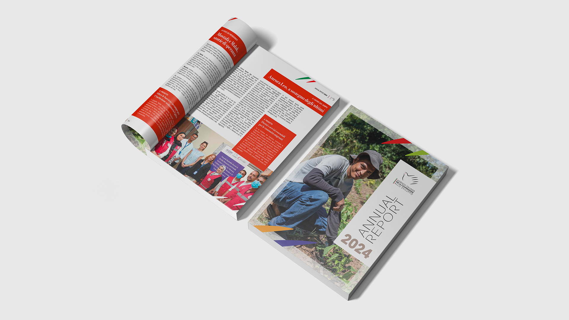 La copertina di un rapporto annuale del 2024 è affiancata da una rivista arrotolata che mostra foto e testo. Il rapporto annuale ha un'immagine di un uomo accovacciato con un cappello e vestiti scuri, intento a ispezionare qualcosa per terra in un ambiente naturale. Il titolo "ANNUAL REPORT 2024" è scritto verticalmente lungo il lato destro della copertina. La rivista arrotolata aperta mostra testo in rosso e bianco con diverse piccole immagini di gruppi di persone.